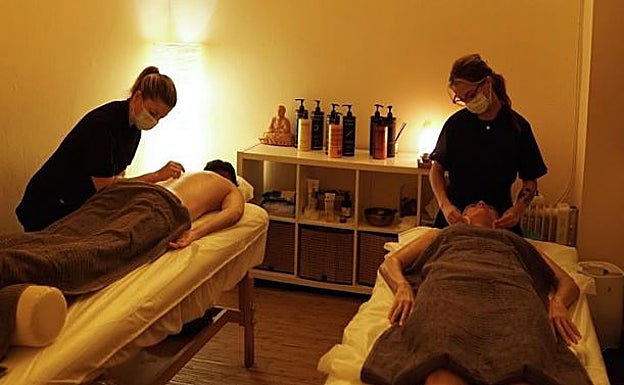El masaje en pareja es un opción en este centro
