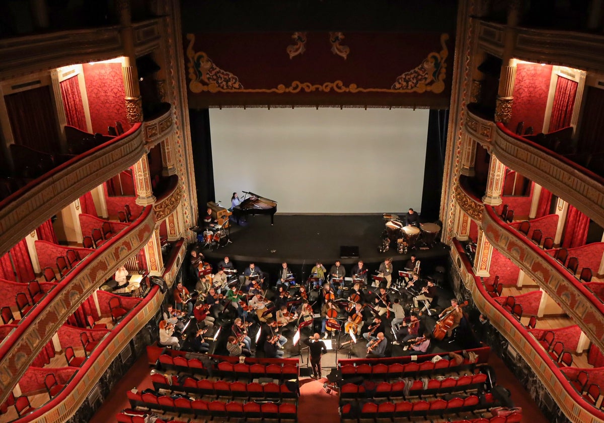 La Real Orquesta Sinfónica de Sevilla ensayando para sus dos conciertos de esta semana en el Teatro Lope de Vega