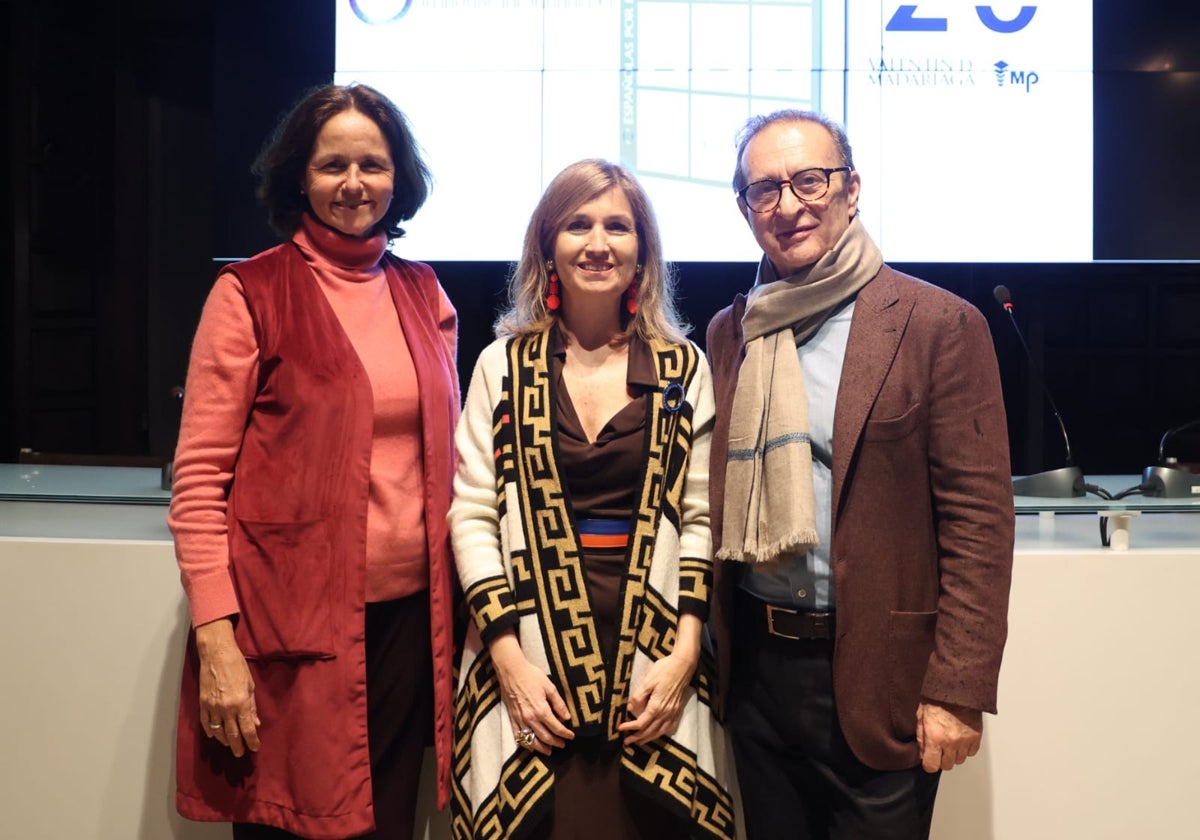 Ángela de Madariaga, Leticia Espinosa de los Monteros y José Antonio de Urbina en la presentación del libro