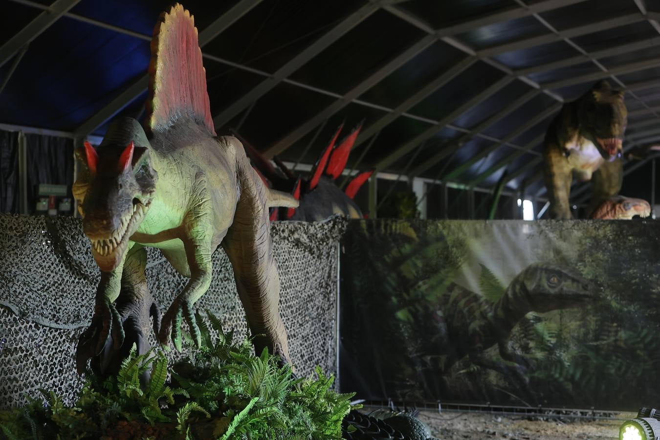 Las figuras a tamaño real y con gran realismo hacen al visitante adentrarse en el mundo de los dinosaurios