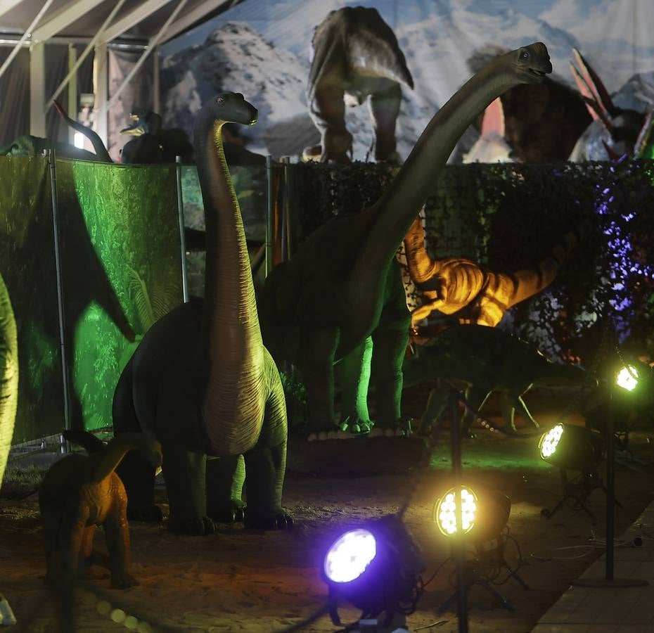 Las figuras a tamaño real y con gran realismo hacen al visitante adentrarse en el mundo de los dinosaurios