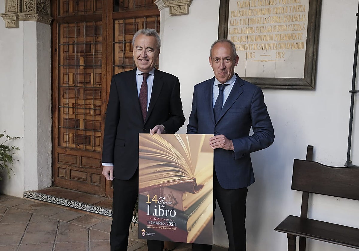 Pablo Gutiérrez-Alviz y José María Soriano con el cartel de la Feria del Libro de Tomares