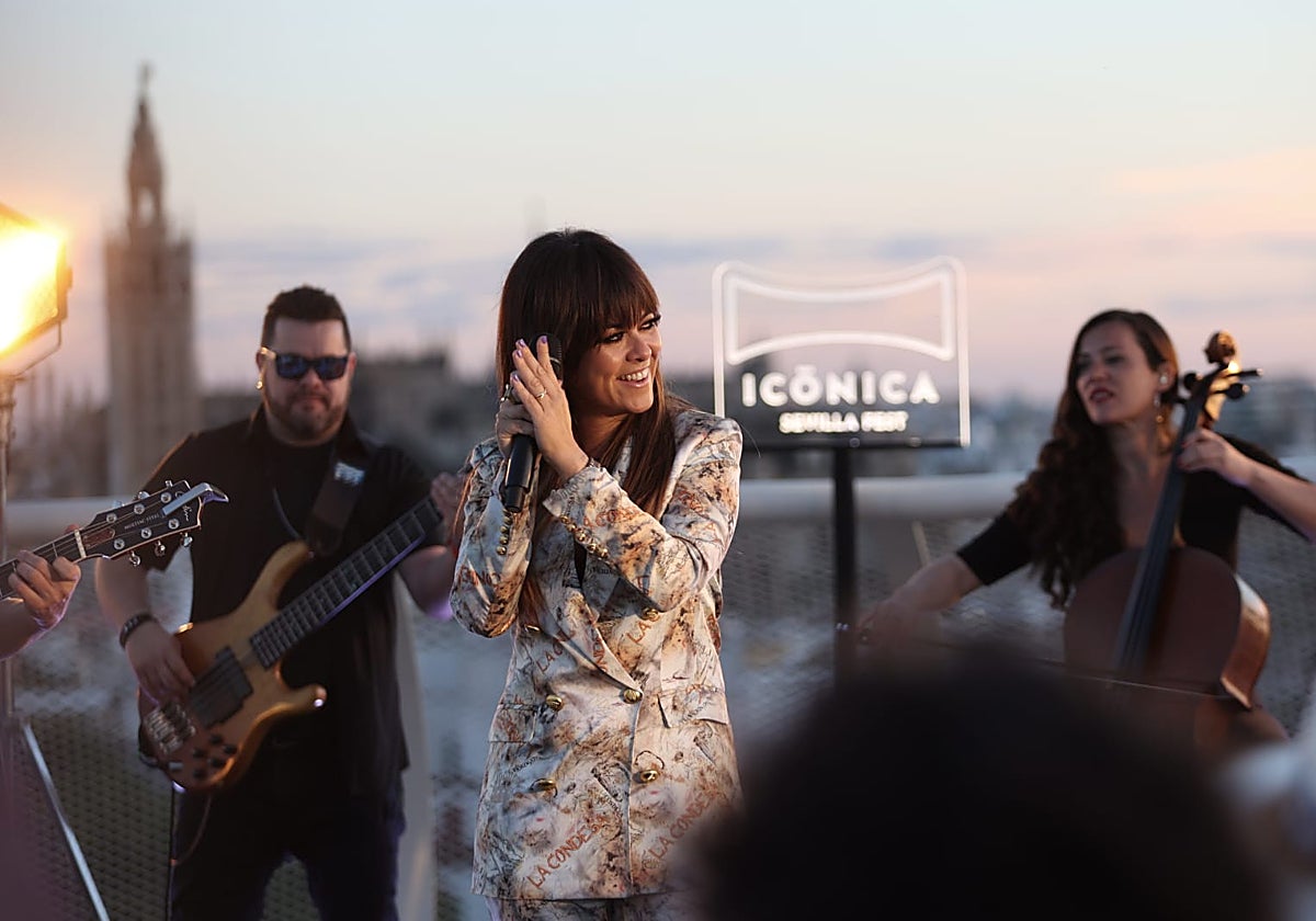 Vanesa Martín, durante su concierto en el mirador de las Setas de Sevilla