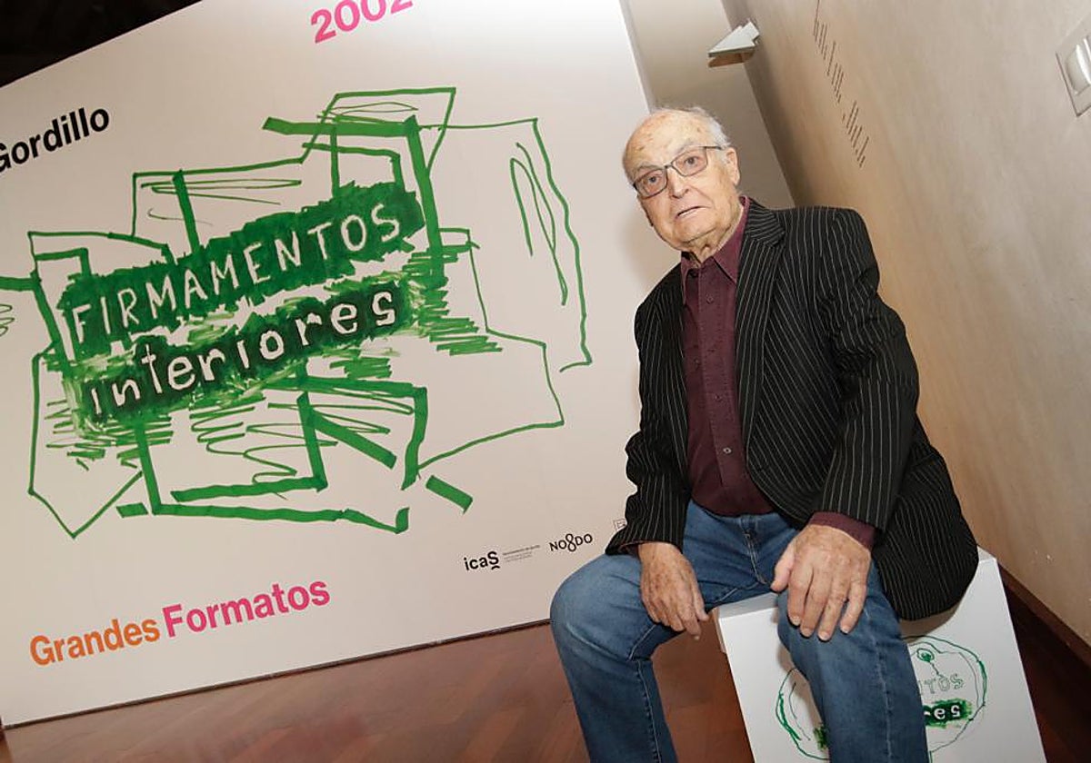 Luis Gordillo ante el cartel de la exposición