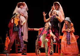 Las Niñas de Cádiz vuelven al Teatro Lope de Vega con su combinación de mitología griega y cotidianidad gaditana en Las bingueras