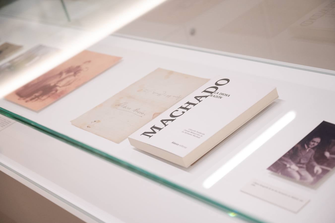 Piezas de las nuevas exposiciones del Centro Fundación Unicaja de Sevilla