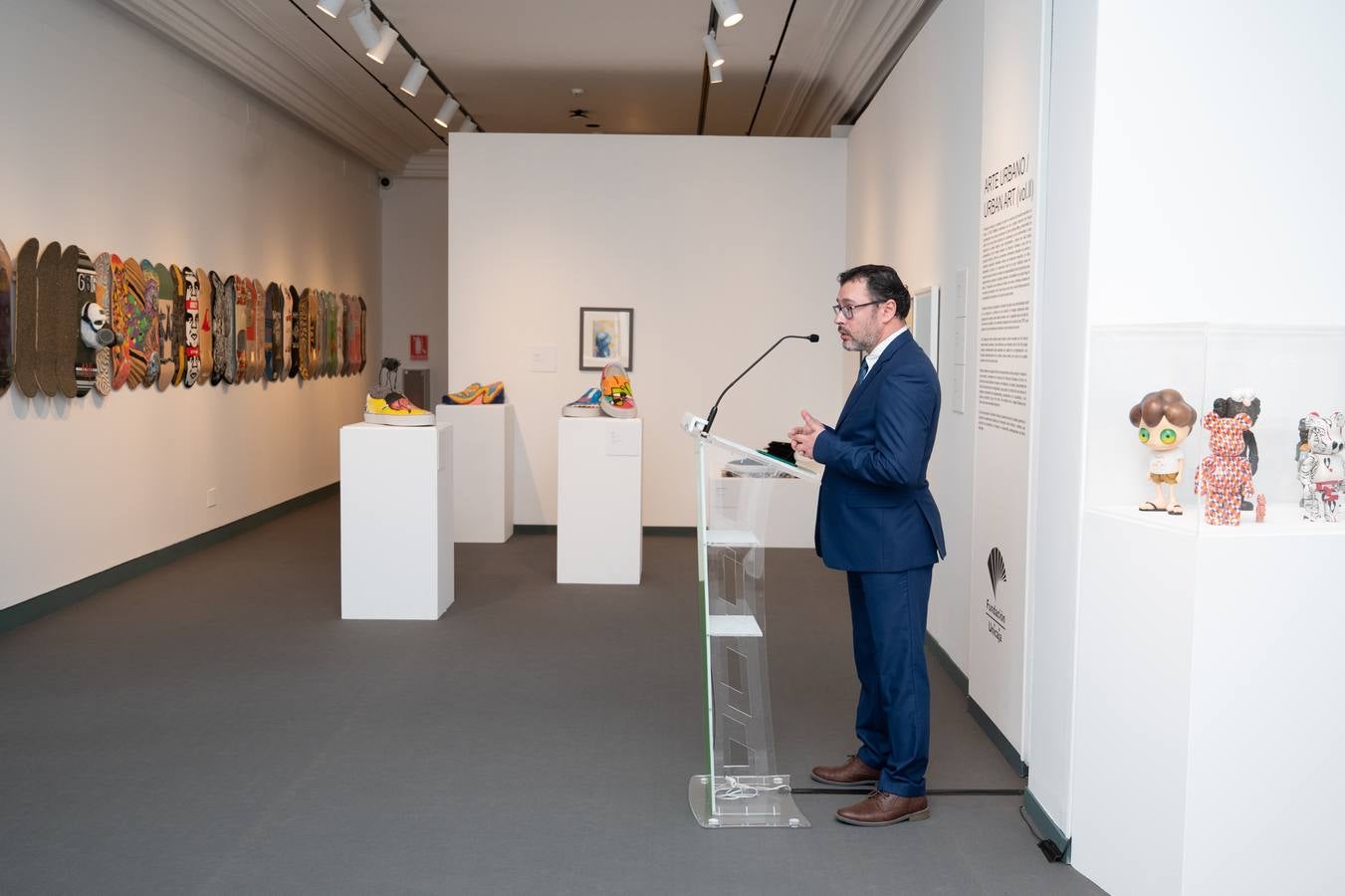 Piezas de las nuevas exposiciones del Centro Fundación Unicaja de Sevilla