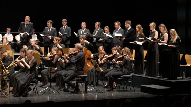 Integrantes de Vox Luminis con miembros de la Orquesta Barroca de Friburgo
