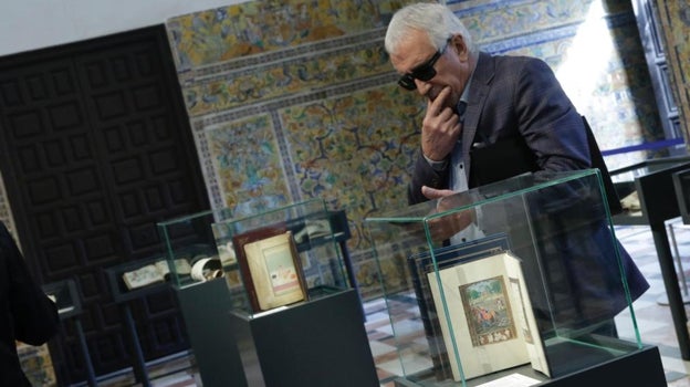 El editor Manuel Moleiro contemplando algunos códices de la exposición