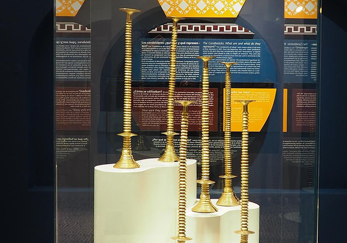 Candelabros que se exponen en la casa de la cultura