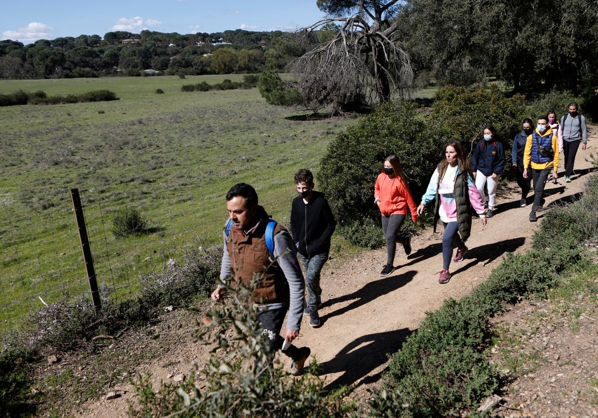 Fotografía de un grupo haciendo senderismo por Andalucía