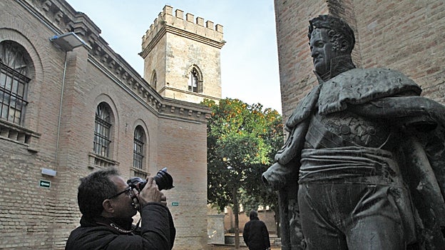 Estatua de Fernando VII en el convento de Santa Clara