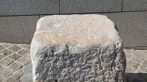 La piedra llorosa en calle San Laureano