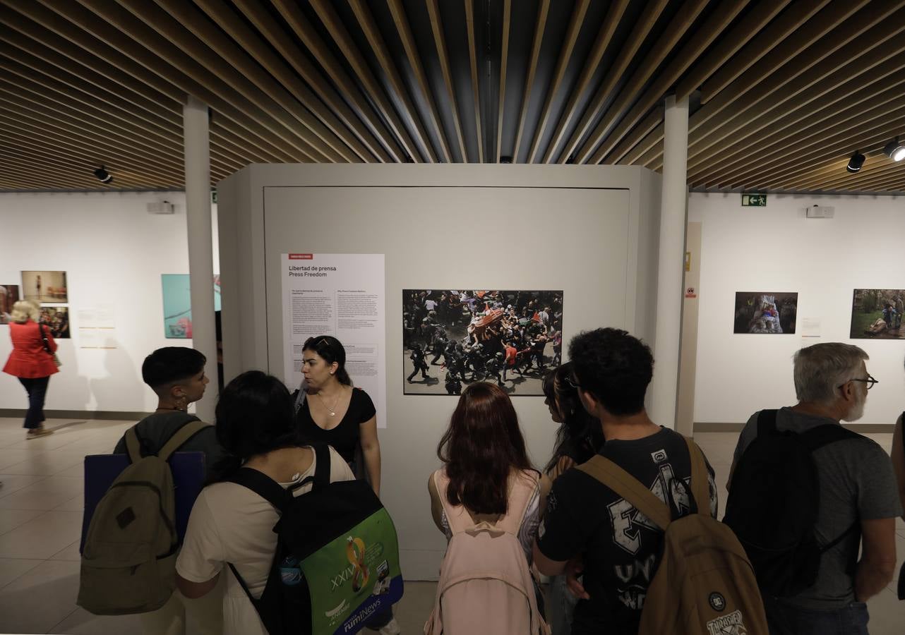 La inauguración de la exposición World Press Photo 2023 en la Fundación Cajasol de Sevilla