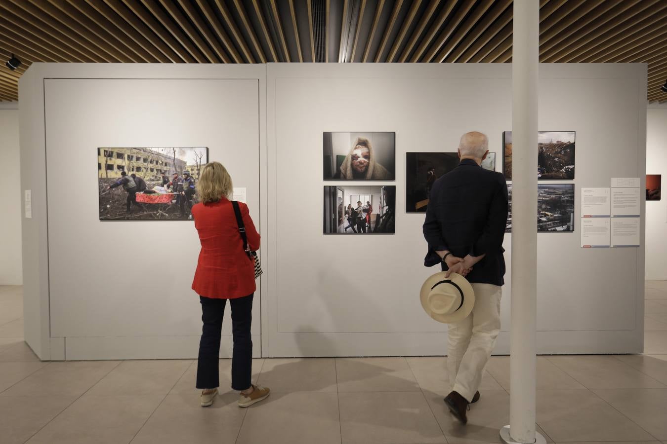 La inauguración de la exposición World Press Photo 2023 en la Fundación Cajasol de Sevilla