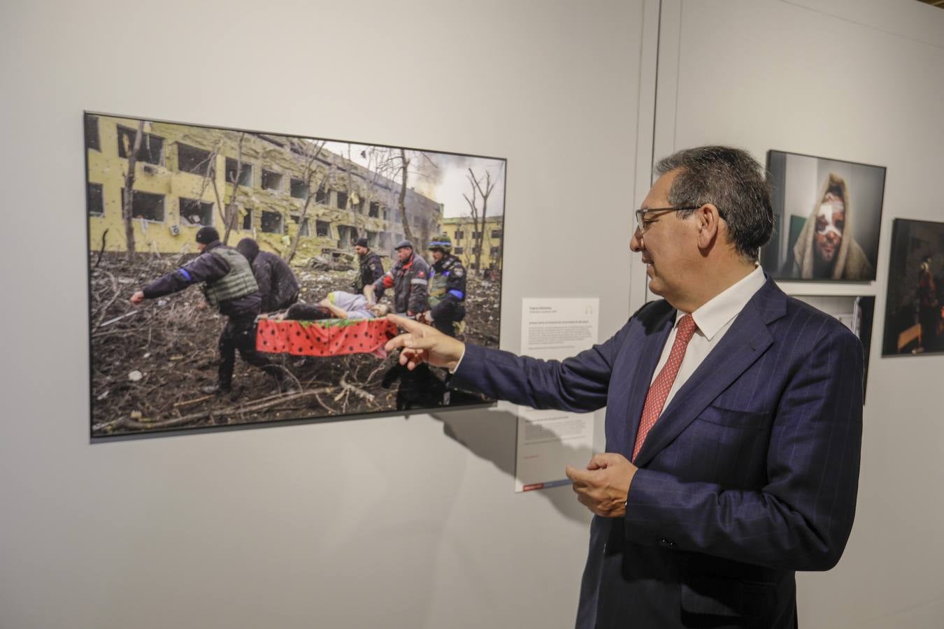 La inauguración de la exposición World Press Photo 2023 en la Fundación Cajasol de Sevilla