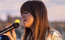 Vanesa Martín: «Cantar viendo Sevilla al atardecer es de lo más bonito que llevo en mi retina»