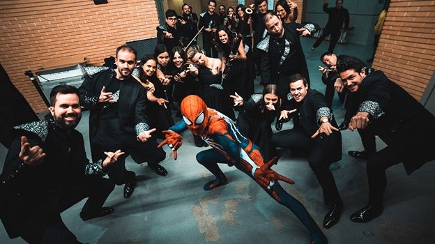 Músicos de la Film Symphony Orchestra retratados junto a Spiderman