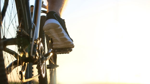 Una persona pasea en bicicleta