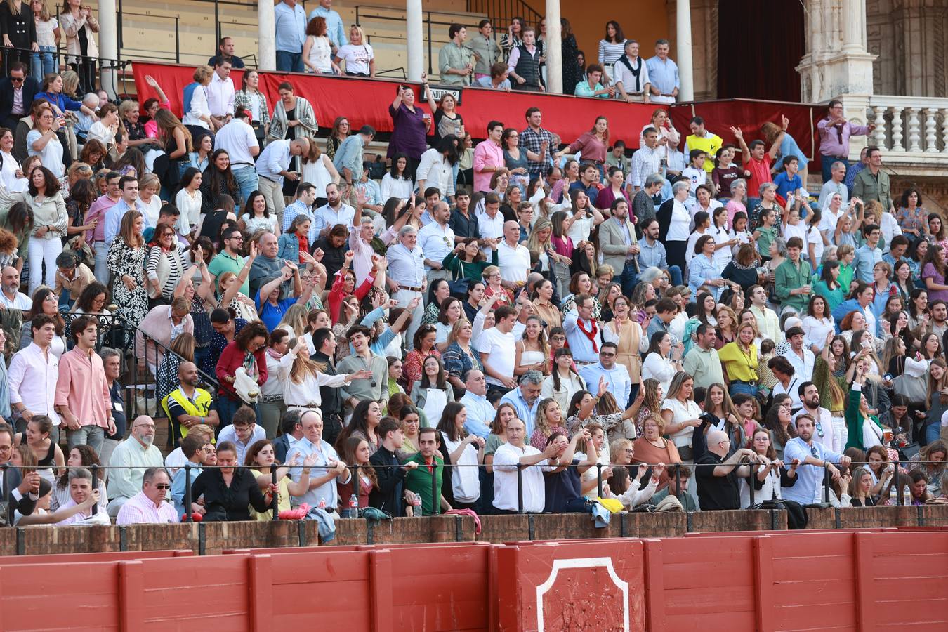 Aspecto muy ambientado de la Maestranza durante el festival de música Ktholic