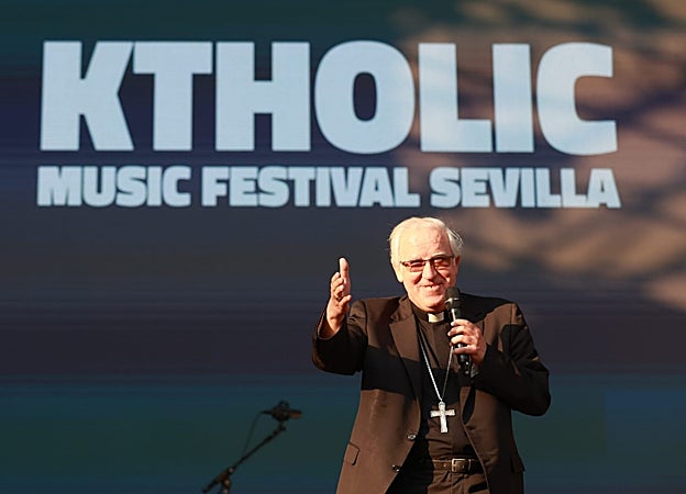 José Ángel Saiz Meneses dirigiendo unas palabras al público antes del concierto