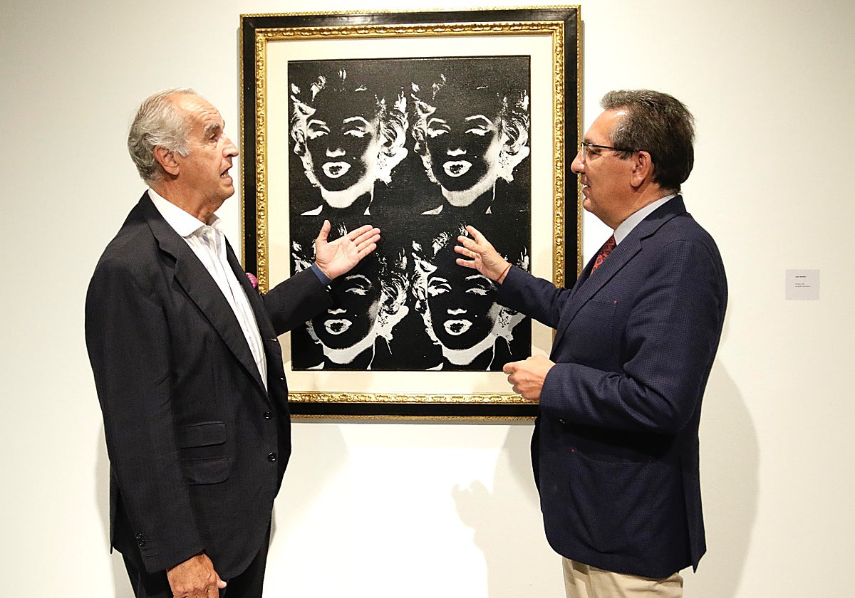 Pepe Cobo conversa con Antonio Pulido ante el cuadro de 'Marilyn Monroe' de Andy Warhol