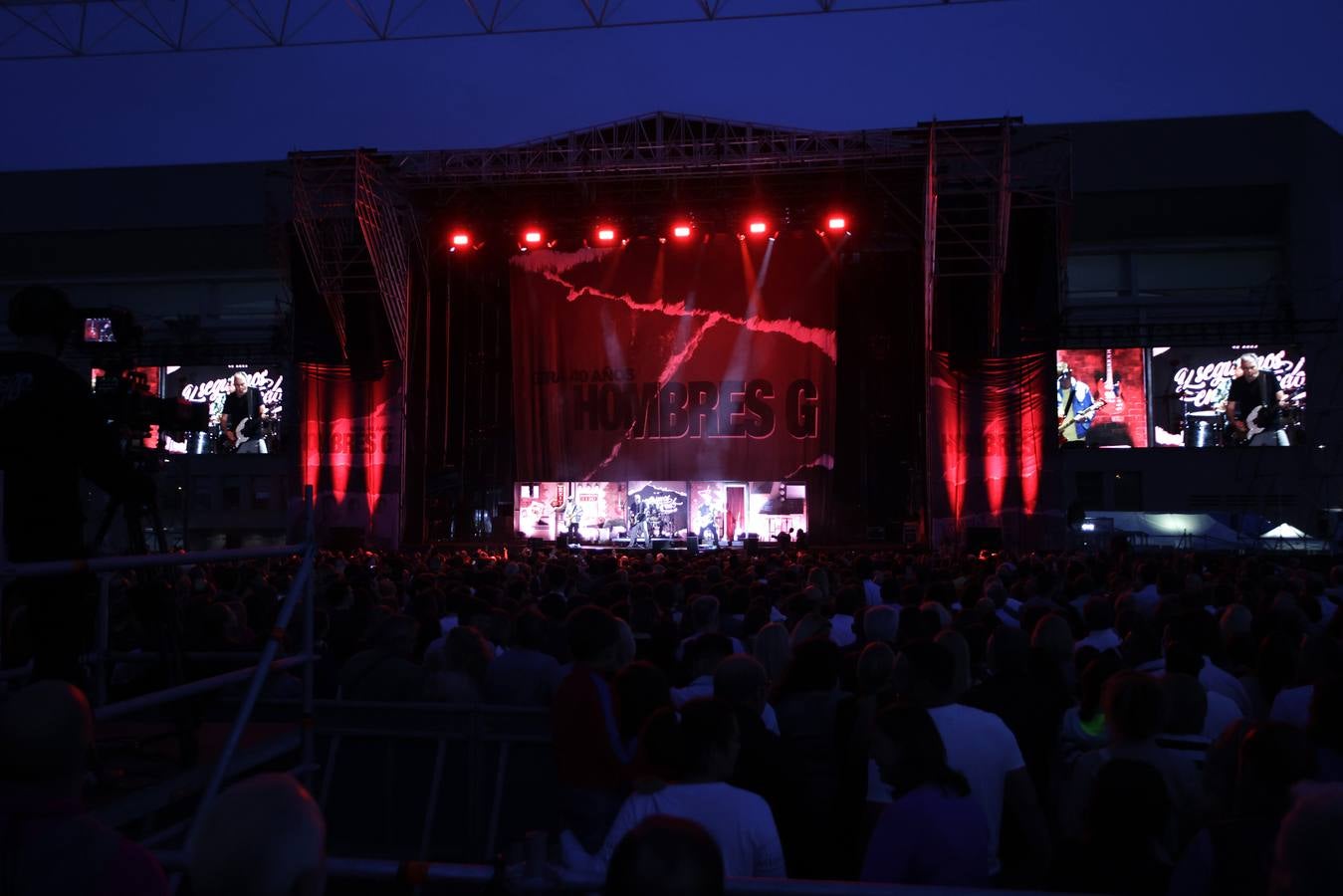 El público coreó las canciones que convirtieron al grupo Hombres G en un fenómeno de masas