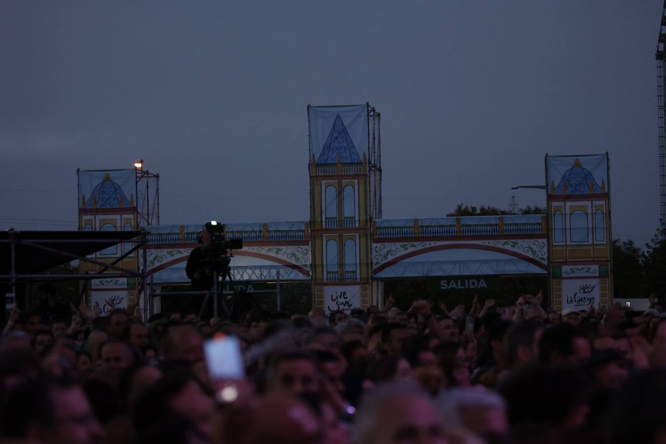 El público coreó las canciones que convirtieron al grupo Hombres G en un fenómeno de masas