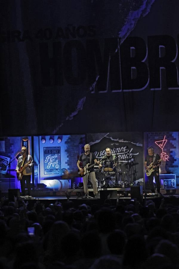 El público coreó las canciones que convirtieron al grupo Hombres G en un fenómeno de masas