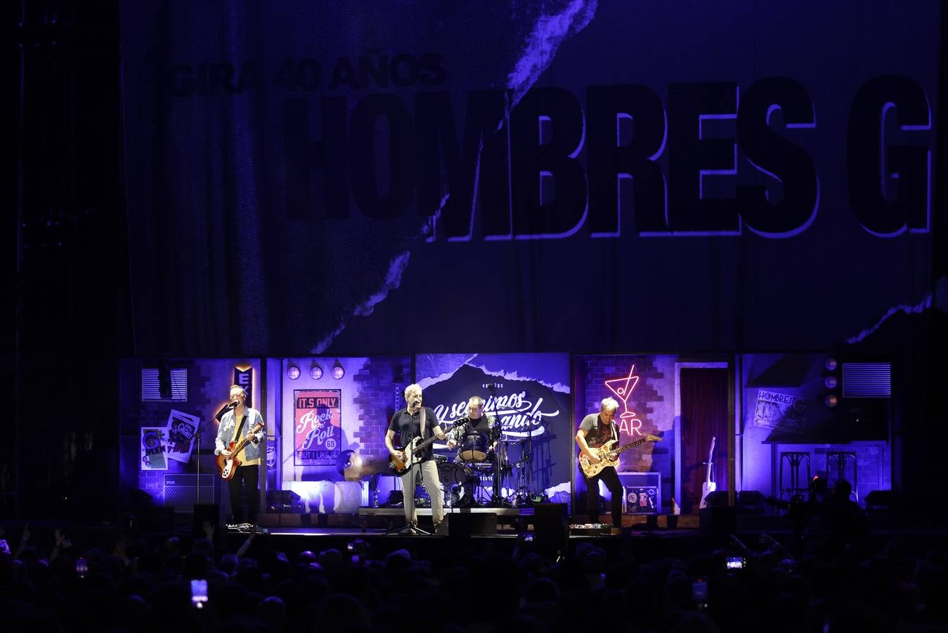 El público coreó las canciones que convirtieron al grupo Hombres G en un fenómeno de masas