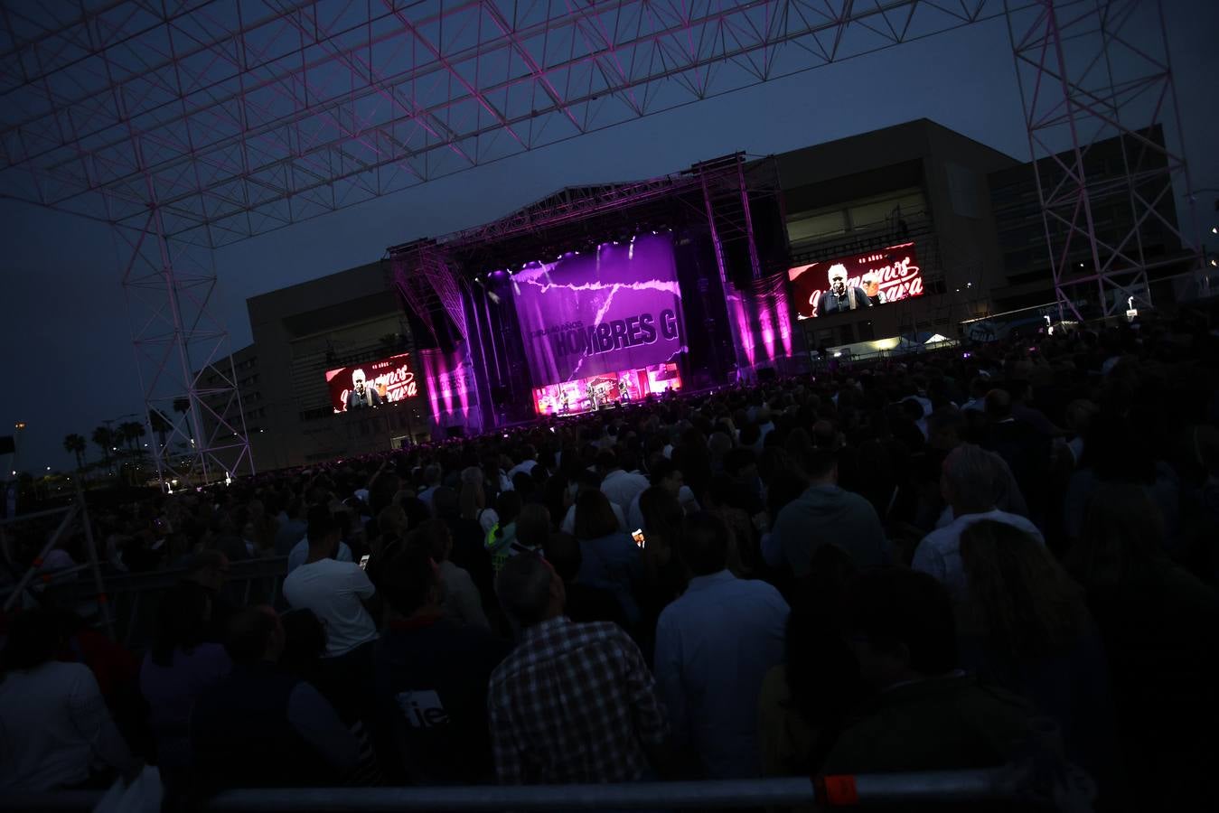 El público coreó las canciones que convirtieron al grupo Hombres G en un fenómeno de masas