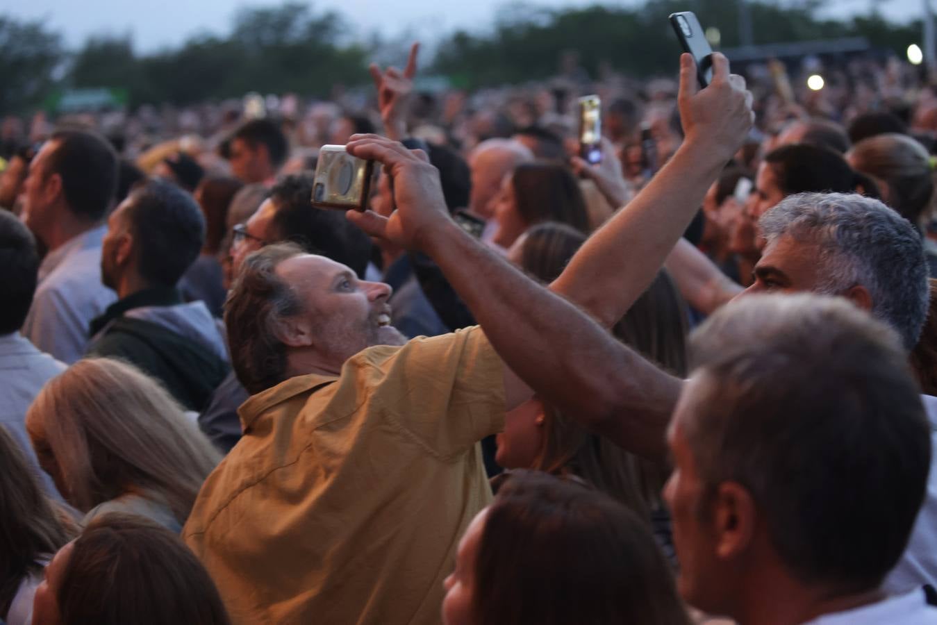 El público coreó las canciones que convirtieron al grupo Hombres G en un fenómeno de masas