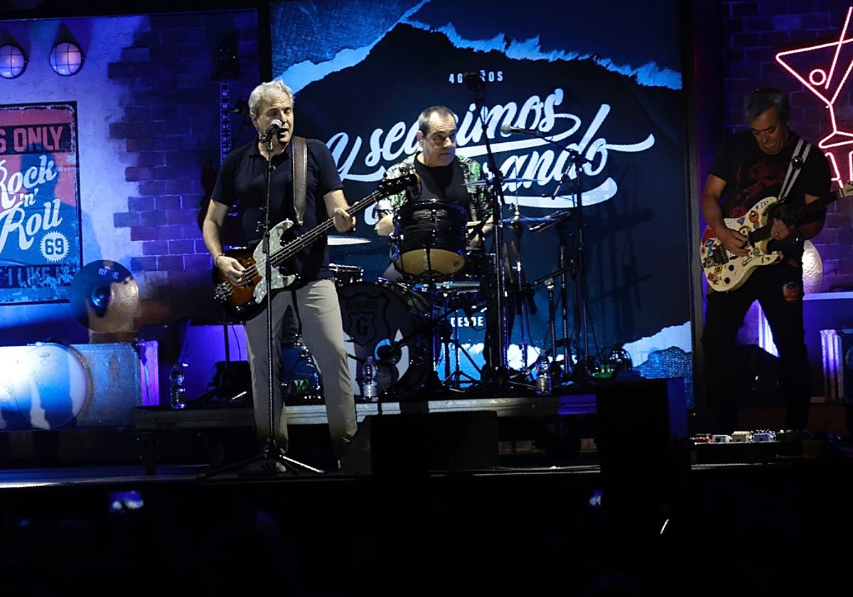 Los populares Hombres G actuaron anoche en Sevilla