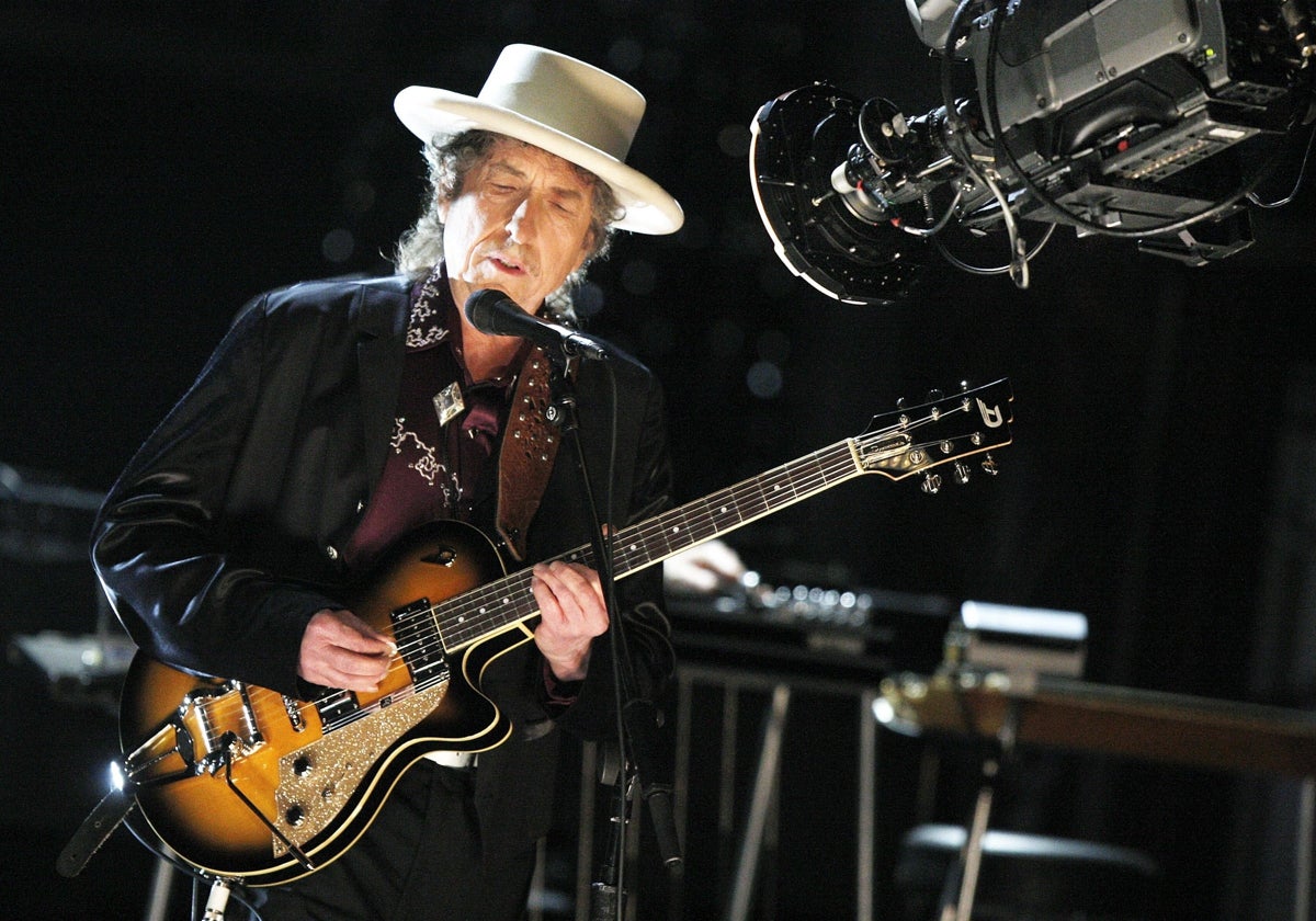 Bob Dylan, que no permitió hacer fotos durante su actuación, brilló anoche en Sevilla