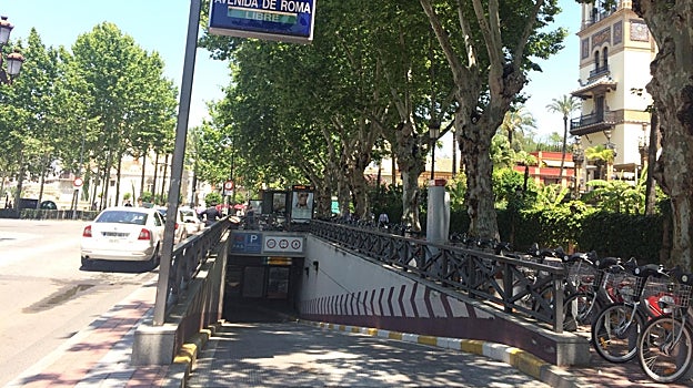 Imagen del parking de la Avenida de Roma, uno de los más cercanos a la Plaza de España, donde se celebra el Icónica Sevilla Fest