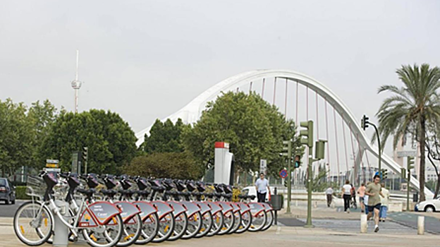 Estacionamiento de bicicletas de Sevici junto al puente de la Barqueta