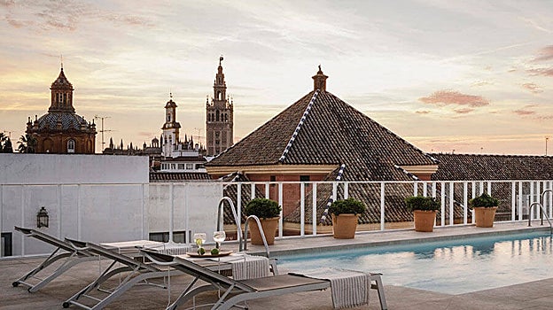 La lista de las terrazas de Sevilla con piscina para huir del calor
