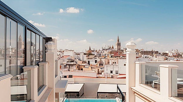 La lista de las terrazas de Sevilla con piscina para huir del calor