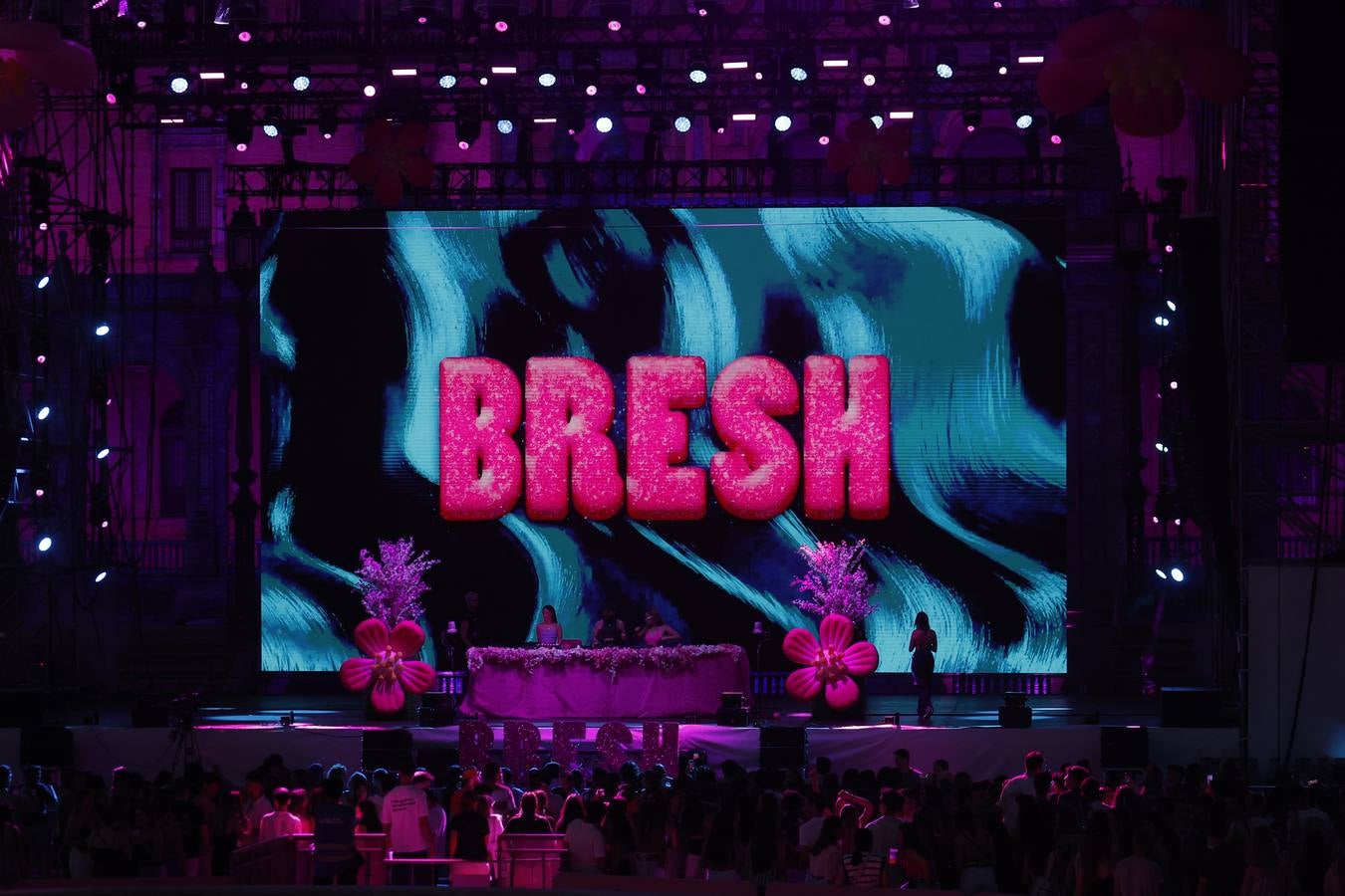 Escenario de la Fiesta Bresh en la Plaza de España de Sevilla durante el Icónica Sevilla Fest