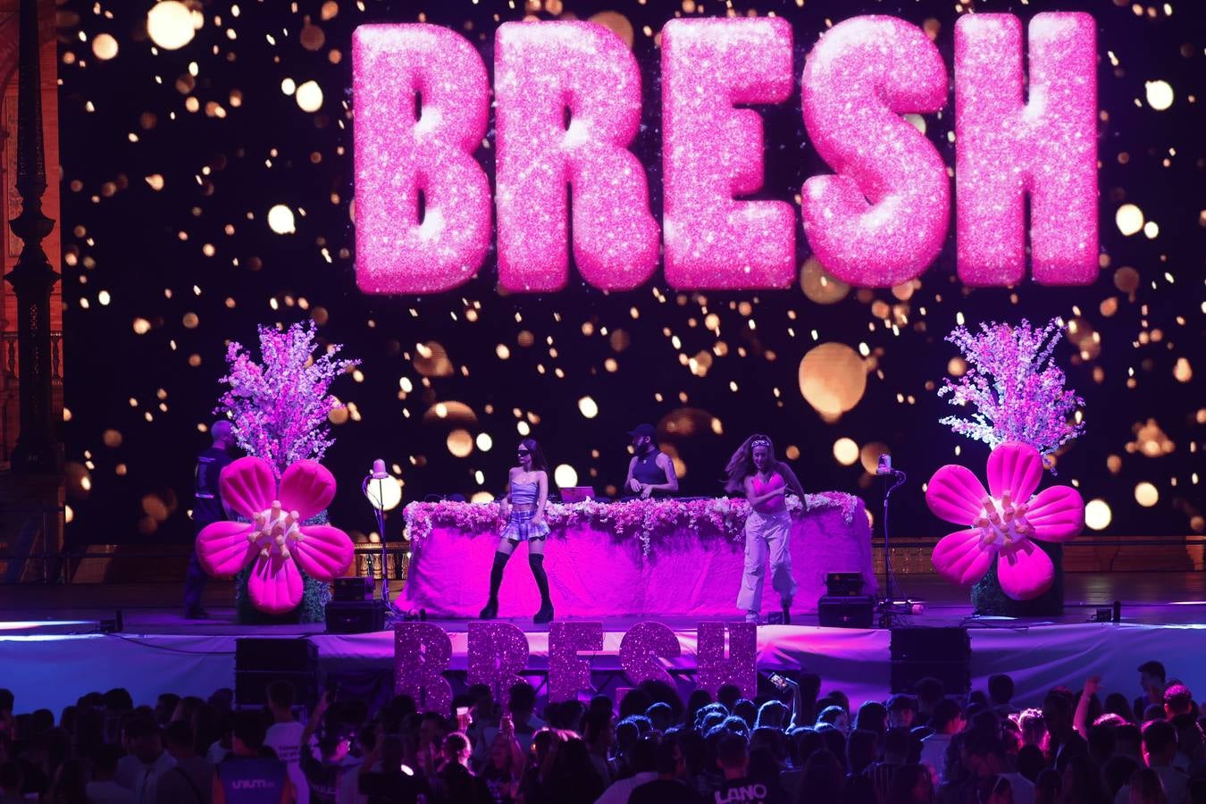 Escenario de la Fiesta Bresh en la Plaza de España de Sevilla durante el Icónica Sevilla Fest