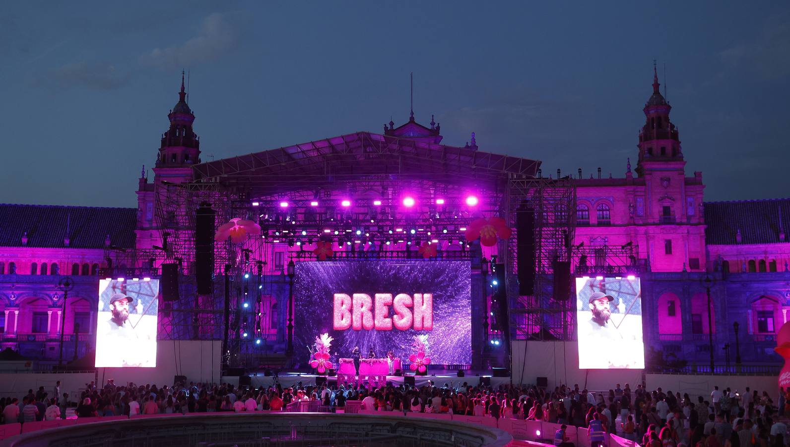 Escenario de la Fiesta Bresh en la Plaza de España de Sevilla durante el Icónica Sevilla Fest