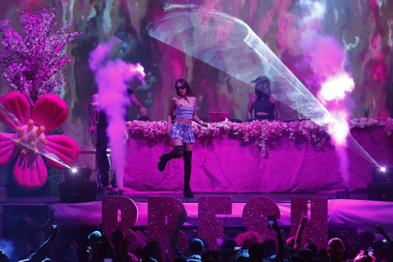 Escenario de la Fiesta Bresh en la Plaza de España de Sevilla durante el Icónica Sevilla Fest