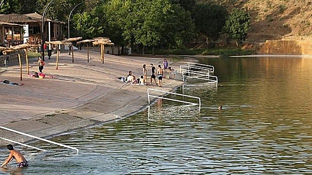 La playa fluvial de la localidad sevillana de San Nicolás del Puerto es una opción perfecta para refrescarse en verano