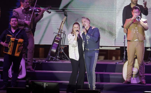 Niña Pastori y Alejandro Fernández, durante su actuación anoche en Icónica Sevilla Fest