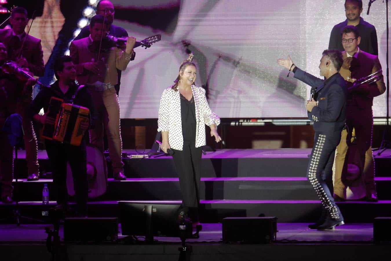 Niña Pastori subió al escenario para cantar con Alejandro Fernández en Sevilla