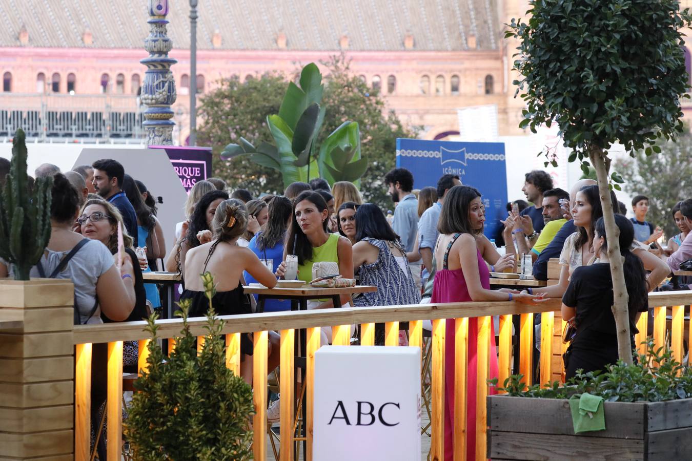 Ambiente previo al concierto de Vanesa Martín en la Plaza de España