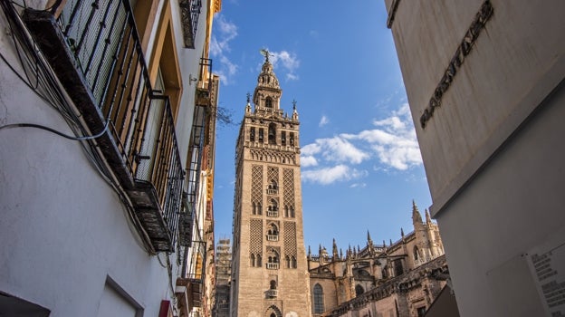 La Giralda desde la calle Placentines