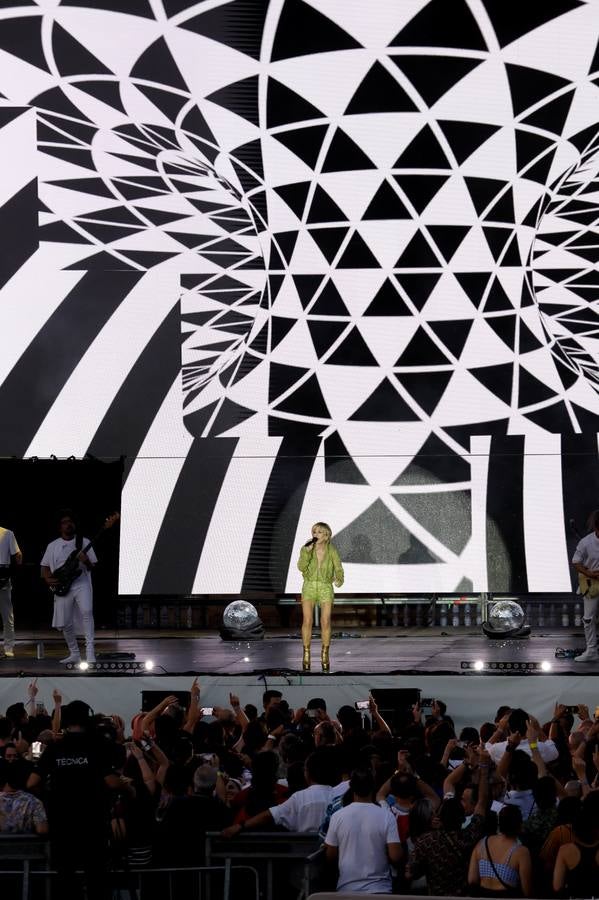 Ana Torroja llenó el escenario y animó al público a bailar al ritmo de sus temas