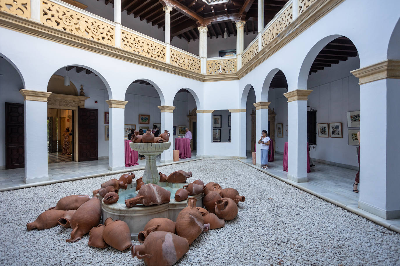 Inauguración de la exposición solidaria de la Fundación La Caixa en Sevilla