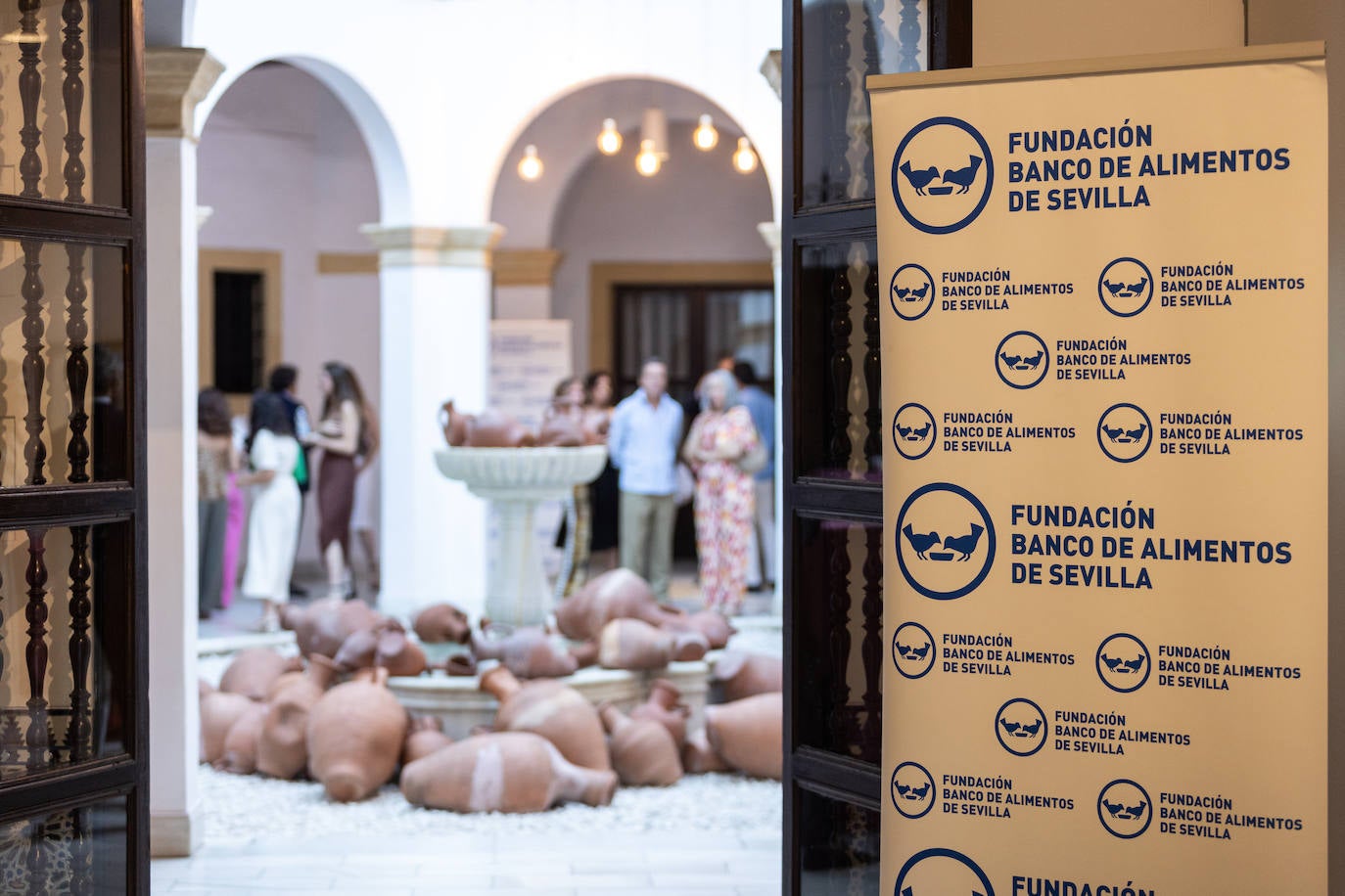 Inauguración de la exposición solidaria de la Fundación La Caixa en Sevilla